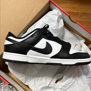Nike Men's Black and White Low-Top Sneakers